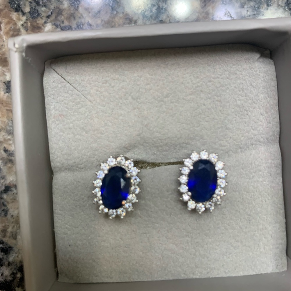 Bundle of 4 earrings sterling silver/silver/14 carat gold( one pair).